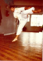 /album/galeria-de-fotos-noticias/zuza-chutando-no-ar-janeiro-de-1985-jpeg/